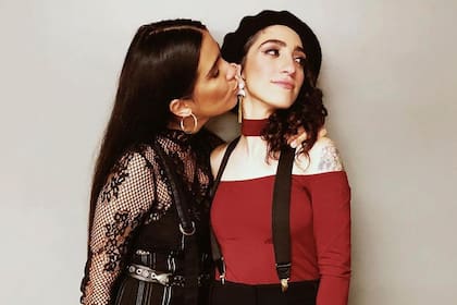 Emily Estefan y su novia.