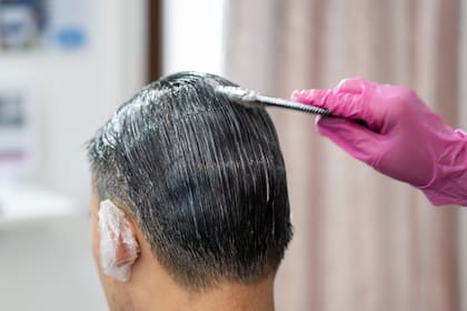 Los estilistas aconsejan que los hombres no hagan cambios bruscos de los tonos de su cabello para tapar las canas
