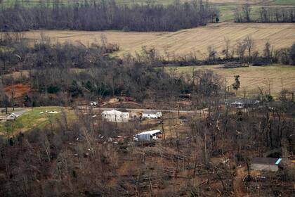 Los estragos causados por tornados y tormentas se ven en camino al aeropuerto de Mayfield, Kentucky, miércoles 15 de diciembre de 2021. El presidente Joe Biden inspeccionó los daños desde el aire.  (AP Foto/Andrew Harnik)