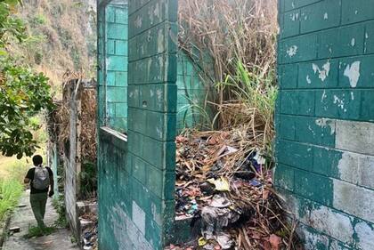 Los estrechos pasajes de La Campanera están repletas de casas abandonadas que un día fueron usurpadas por las pandillas.