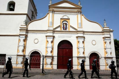Los estudiantes buscaron refugio en la parroquia tras un violento desalojo de la Universidad Nacional Autónoma de Nicaragua (UNAN) por parte de fuerzas paramilitares.