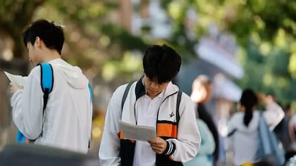 Los estudiantes chinos pasan gran parte del día estudiando, lo que, según los expertos, aumenta su ansiedad