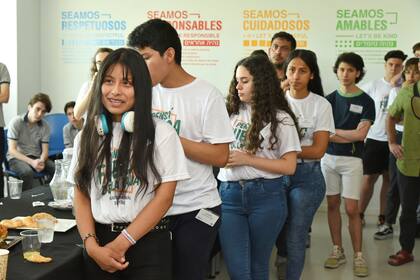 Los estudiantes de la escuela Técnica de la UBA recibiendo instrucciones del Desafío Nacional de Física, organizado por el Instituto Weizmann