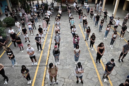 Los estudiantes de secundaria mantienen una distancia social en el patio de la escuela el primer día de clases del nuevo año académico, en Salónica, Grecia, el 14 de septiembre de 2020