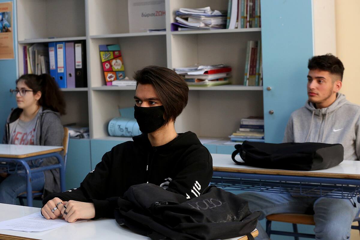 Los estudiantes de último año toman un curso en un aula de una escuela secundaria en Atenas el 11 de mayo de 2020 cuando Grecia reabrió las escuelas después de dos meses desde su cierre debido a la pandemia de coronavirus