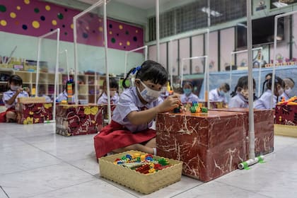 Estudiantes de una escuela primaria en Bangkok regresaron el 1 de julio, un inicio retrasado de su año académico.