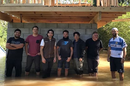 Los estudiantes durante la construcción en un momento de crecida en el Delta.