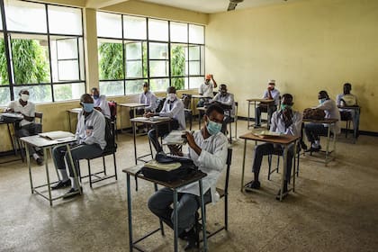 Los estudiantes en Tanzania utilizan barbijos y mantienen la distancia para protegerse del coronavirus