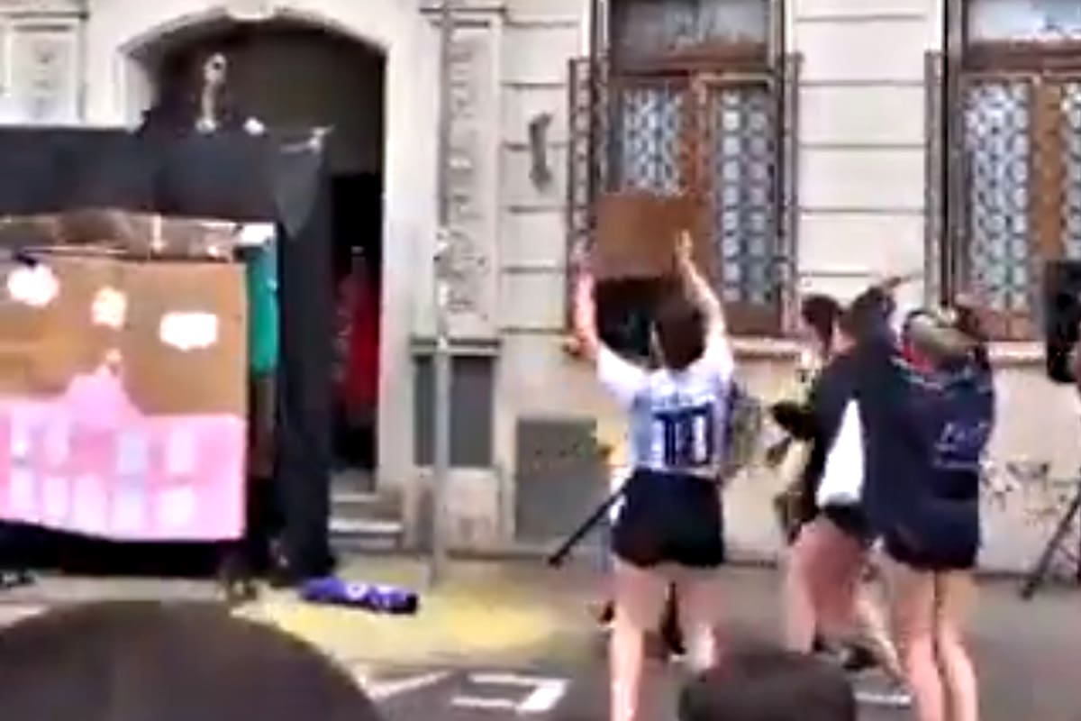 Los estudiantes hicieron la representación en la calle