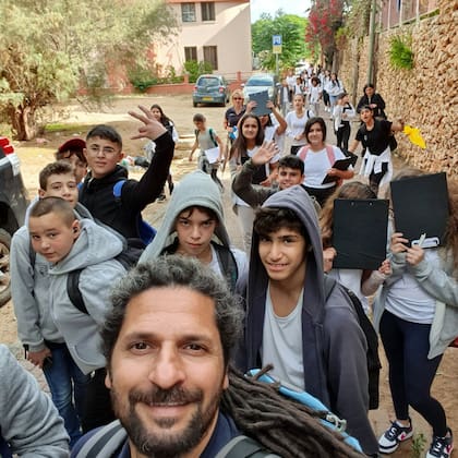 Los estudiantes junto al guía que encontró el escarabajo