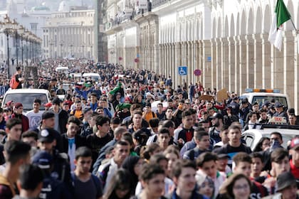 Los estudiantes lideraron ayer las protestas en Argel