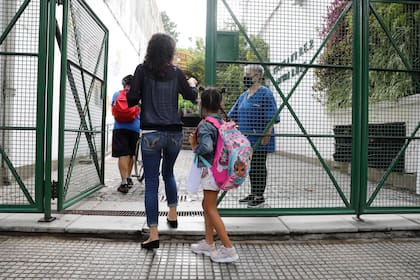 Los estudiantes porteños van volviendo a las clases presenciales de manera escalonada