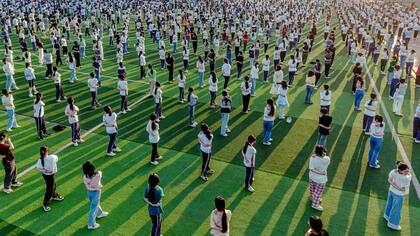 Los estudiantes practican yoga para aliviar el estrés antes del competitivo examen anual de ingreso a la universidad