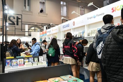 Los estudiantes recibirán un chequelibro de dos mil pesos para la compra de libros
