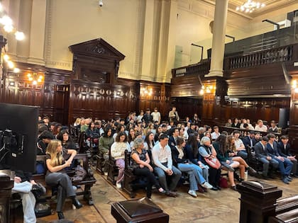 Los estudiantes se interiorizaron sobre los roles judiciales en la la sala en la que se llevó adelante el Juicio a las Juntas
