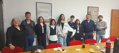 Los estudiantes secundarios y profesores que participarán de la edición 2024 de la RoboCup, que se hará en julio de Países Bajos. Desde la izquierda: la docente Alicia Siri; los estudiantes Ian Molina, Zoe Casares, Milagros Lalli, Tania Arenas, Joaquín Bares y Martina Talamona; y los directivos Gonzalo Zabala y Ricardo Morán