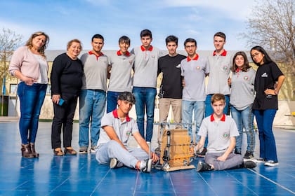 Los estudiantes y profesores del del equipo del colegio Tomas Alva Edison, de Mendoza, que viajarán a Singapur al Mundial de Robótica 2023