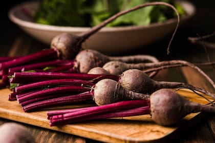 Los estudios revelan propiedades de la remolacha como antioxidante, antitumoral, ayuda para controlar la presión arterial, lípidos y glucosa, y en la mejora del rendimiento deportivo