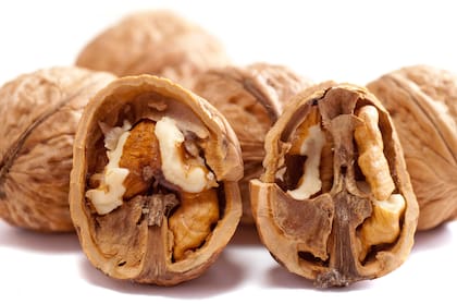 Los estudios sugieren consumir entre 30 y 60 gramos de nueces al día