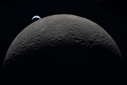 Los estudios sugieren que, debido a la topografía lunar, existen nichos protegidos con temperaturas bajas y poca radiación ultravioleta donde ciertos microbios podrían sobrevivir en estado latente
