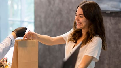 Los estudios vinculan los saludos breves con una mayor percepción de cercanía y respeto mutuo (Foto: Freepik)