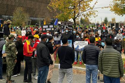 Los etíopes de la región de Tigray se reúnen cerca del Museo Nacional de Historia y Cultura Afroamericana, en Washington DC, pidiendo detener el conflicto militar real en la región de Tigray de Etiopía entre las fuerzas regionales y el ejército federal etíope el 21 de noviembre de 2020