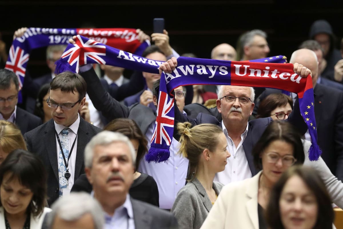 Los eurodiputados, ayer, tras la ratificación del acuerdo del Brexit