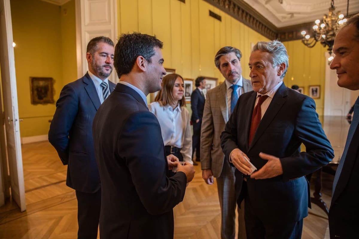 Los eurodiputados Borchia, Frías, Tersch y Leggeri, en su encuentro con el vocero presidencial Adrian Ravier