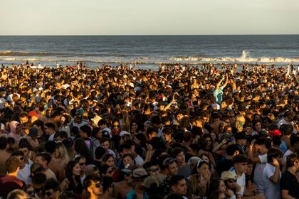 Los eventos masivos en las playas argentinas han disparado la suba de contagios por Covid-19 en el país