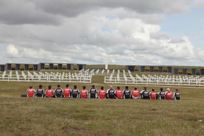 Los ex combatientes en el cementerio argentino en las Islas Malvinas