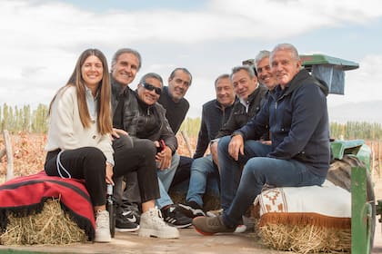 Los ex-futbolistas, junto a la enóloga de Mendoza Vineyards, recorren los viñedos para elegir el malbec de su vino La Final