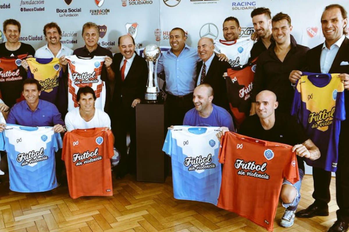 Los ex jugadores del fútbol argentino presentes en la previa del Superclásico para dejar su huella por ''un Fútbol sin violencia''