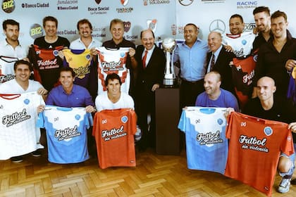Los ex jugadores del fútbol argentino presentes en la previa del Superclásico para dejar su huella por ''un Fútbol sin violencia''