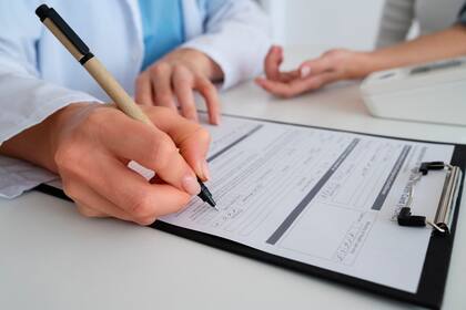 Los exámenes médicos de inmigración deben ser realizados por un profesional designado por Uscis