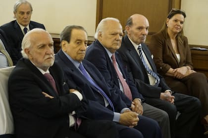 Los excamaristas Ricardo Gil Lavedra, Carlos Arslanian, Guillermo Ledesma y Jorge Valerga Aráoz, y la jueza Ana D'Alessio, hija del excamarista Andrés D'Alessio