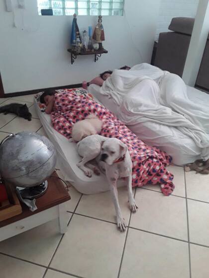 Los excompañeros de la hija de Karenn Ramísia tiraron colchones en el suelo de su casa y durmieron allí durante días para brindarle su apoyo