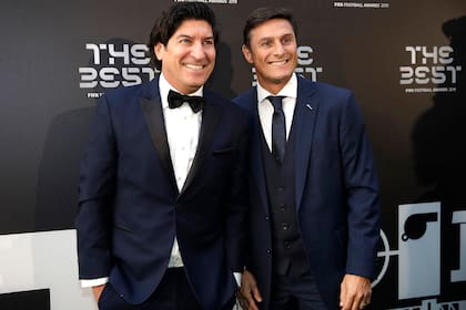 Los exjugadores de fútbol Ivan Zamorano, a la izquierda, y Xavier Zanetti llegan para asistir a los premios Best FIFA Soccer, en el teatro La Scala de Milán, en el norte de Italia, el lunes 23 de septiembre de 2019. El defensa holandés Virgil van Dijk se enfrenta al cinco veces ganador Cristiano Ronaldo y Lionel Messi por el premio al mejor jugador de la FIFA y la delantera de Estados Unidos Megan Rapinoe es la favorita para el premio femenino.