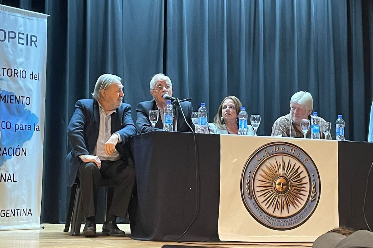 Los exministros Jorge Taiana y Nilda Garré en la presentación del Centro Argentino para la Defensa Nacional y la Soberanía