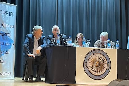 Los exministros Jorge Taiana y Nilda Garré en la presentación del Centro Argentino para la Defensa Nacional y la Soberanía