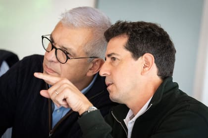 Los exministros Julián Domínguez y Eduardo de Pedro en Mercedes, donde se reunieron con productores