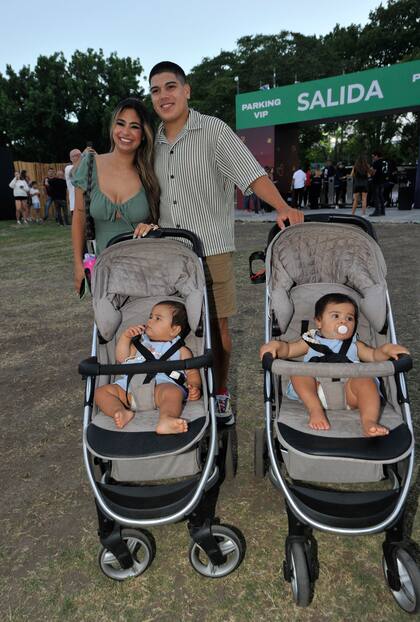 Los exparticipantes de Gran Hermano Daniela Celis y Thiago Medina concurrieron junto a sus mellizas, Laia y Aimé