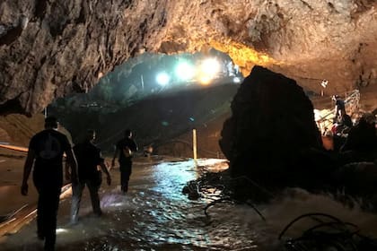 Los experimentados buzos se preparan para volver a ingresar a la cueva