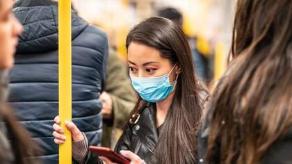 Los experto s recomiendan el uso de mascarillas aunque la persona no tenga síntomas