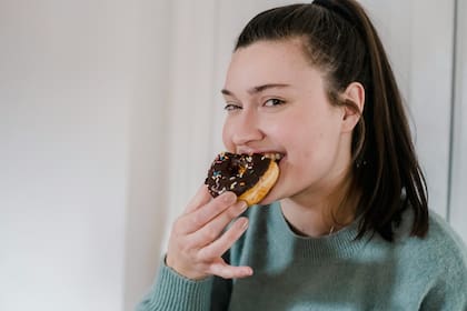 Los expertos aconsejan controlar la cantidad de alimentos, hacerlos en horarios específicos y beber mucha agua, entre otras recomendaciones (Pexels/TimSamuel)
