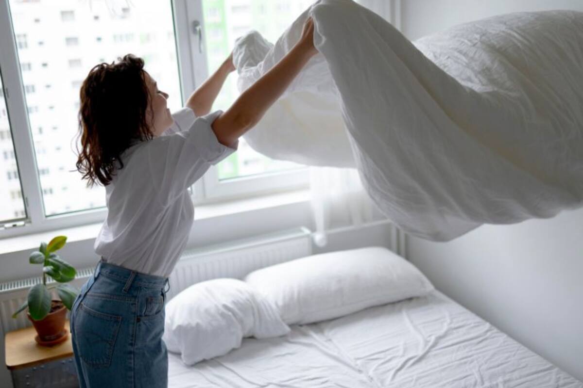 Los expertos aconsejan esperar al menos una hora para tender la cama después de despertarse