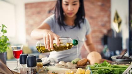 Los expertos aconsejan optar por un aceite más bajo en grasas saturadas y más alto en otros tipos de grasas que son más saludables con moderación.