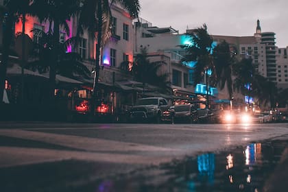Los expertos advierten del riesgo de algunas inundaciones, fuertes vientos y presencia de relámpagos en el sur de Florida