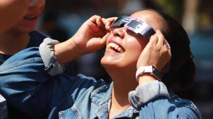 Los expertos advierten que nunca debe mirarse el fenómeno directamente sin gafas certificadas o filtros solares especializados