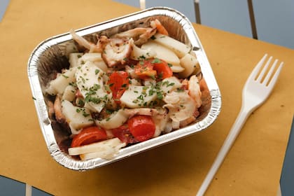 Los expertos afirman que el aluminio se infiltra en los alimentos ácidos y puede provocar un sabor metálico en las comidas