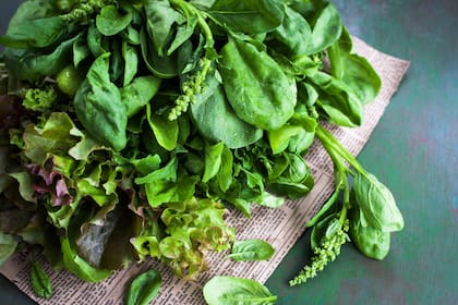 Los expertos aseguran que es mejor consumir el magnesio a través de la dieta: los vegetales verdes son una gran fuente de magnesio.